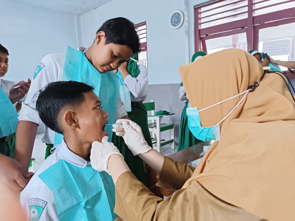 Pemeriksaan Gigi dan Mulut Warnai Kegiatan CKG di MI Muhammadiyah Wonorejo