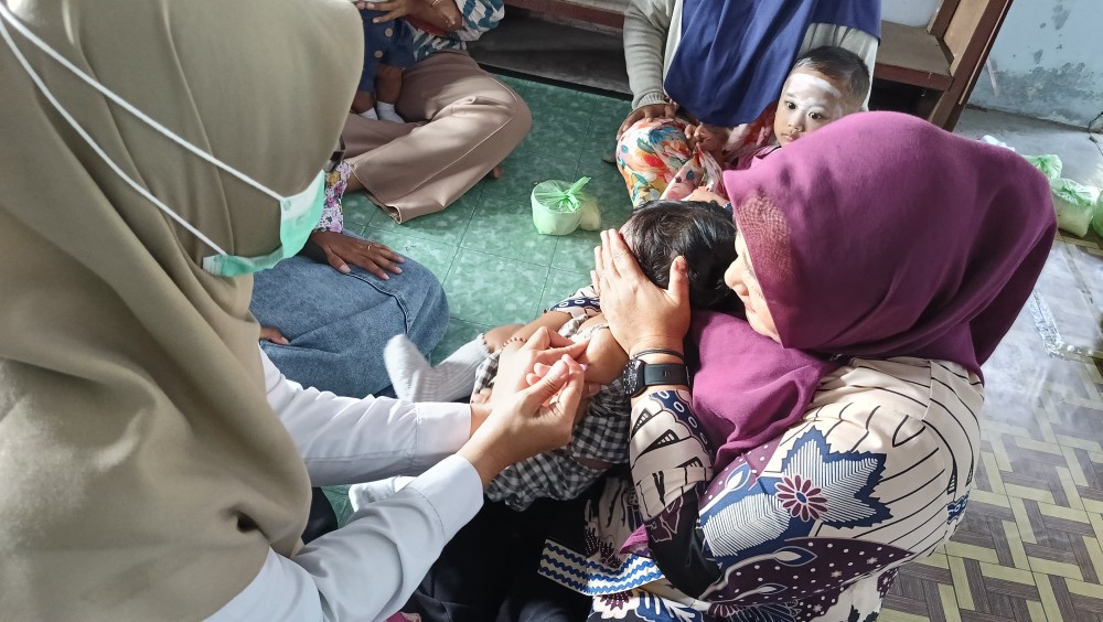 Sembilan Balita Terima Imunisasi di Posyandu 6 SPM Sakinah Dusun Duko